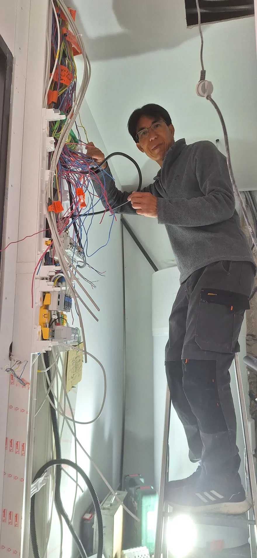VI VAN Antoine, électricien Tonelec en intervention sur un chantier à Carpentras